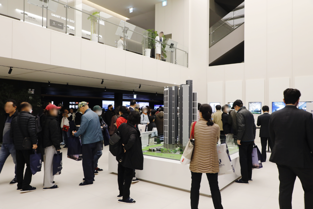 동래 반도유보라 견본주택 관람객 모습.