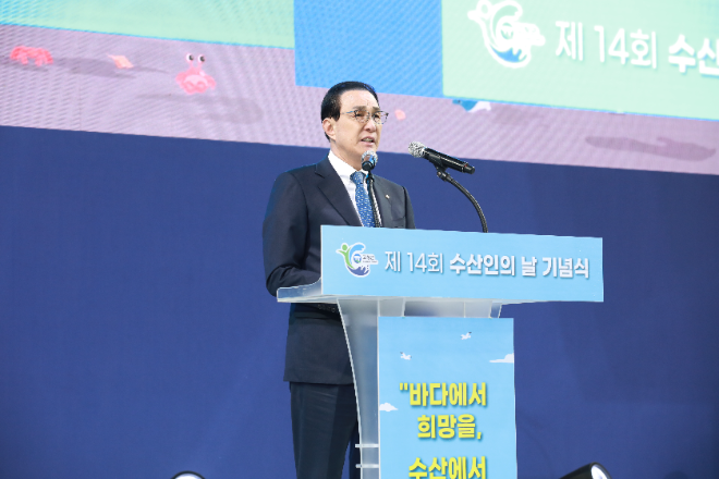 1일, 노동진 한수총 회장이 고창군에서 열린 제14회 수산인의 날 기념식에 참석해 개회사를 하고 있다.(사진=한국수산산업총연합회)