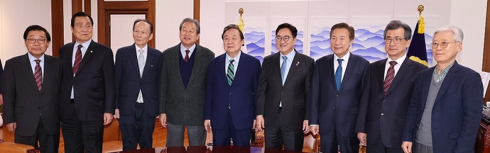 정치 원로들 만난 우원식 국회의장(사진=연합뉴스)