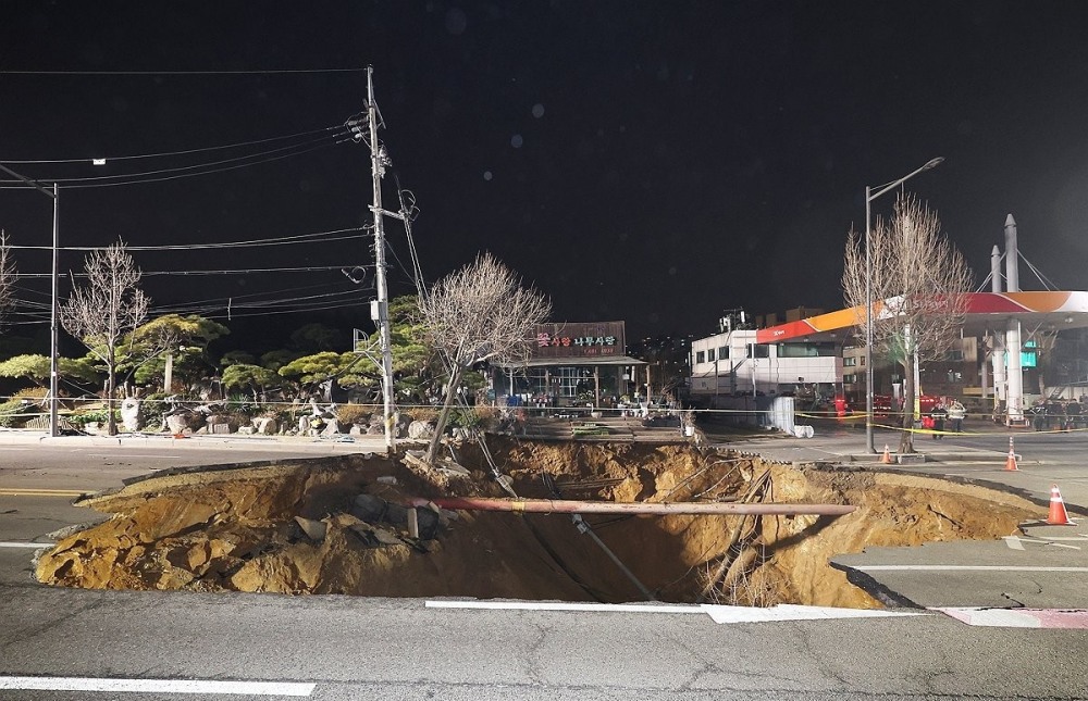 강동구에 대형 싱크홀 발생(사진=연합뉴스)