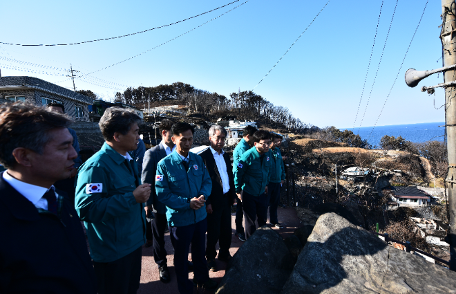 1일 송명달 해양수산부 차관(사진 왼쪽 세번째)과 김기성 수협 대표이사(사진 왼쪽 네번째)가 영덕 산불피해 현장을 방문해 현지 상황을 살펴보고 있다.(사진=수협중앙회)