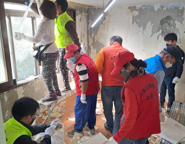 지난해 재능나눔봉사단 중 맥가이버봉사단의 사랑의 집수리 활동 모습