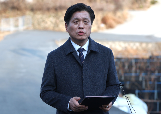 더불어민주당 조승래 수석대변인이 지난달 30일 오후 경남 양산시 하북면 평산마을에서 이재명 대표의 문재인 전 대통령 예방 결과를 브리핑하고 있다. 사진=연합뉴스