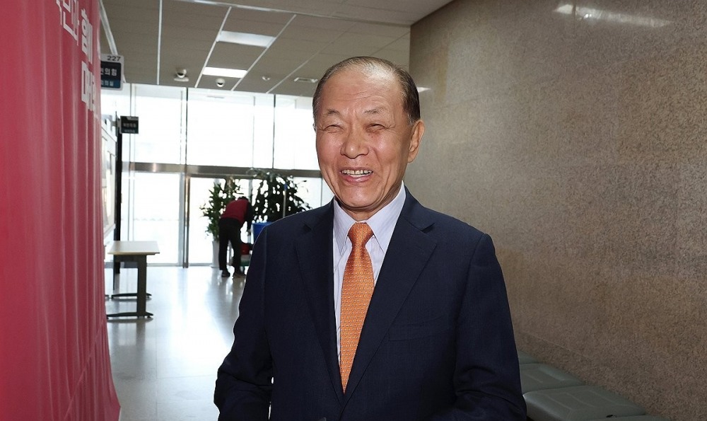 국민의힘 회의실 향하는 황우여 선관위원장(사진=연합뉴스)