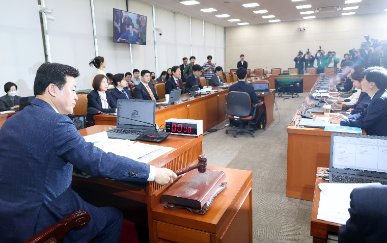 의사봉 두드리는 윤영석 위원장 (사진=연합뉴스)