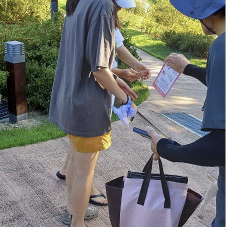 도봉구 명예동물보호관이 주민에게 동물보호 관련 안내문을 전달하고 있다.