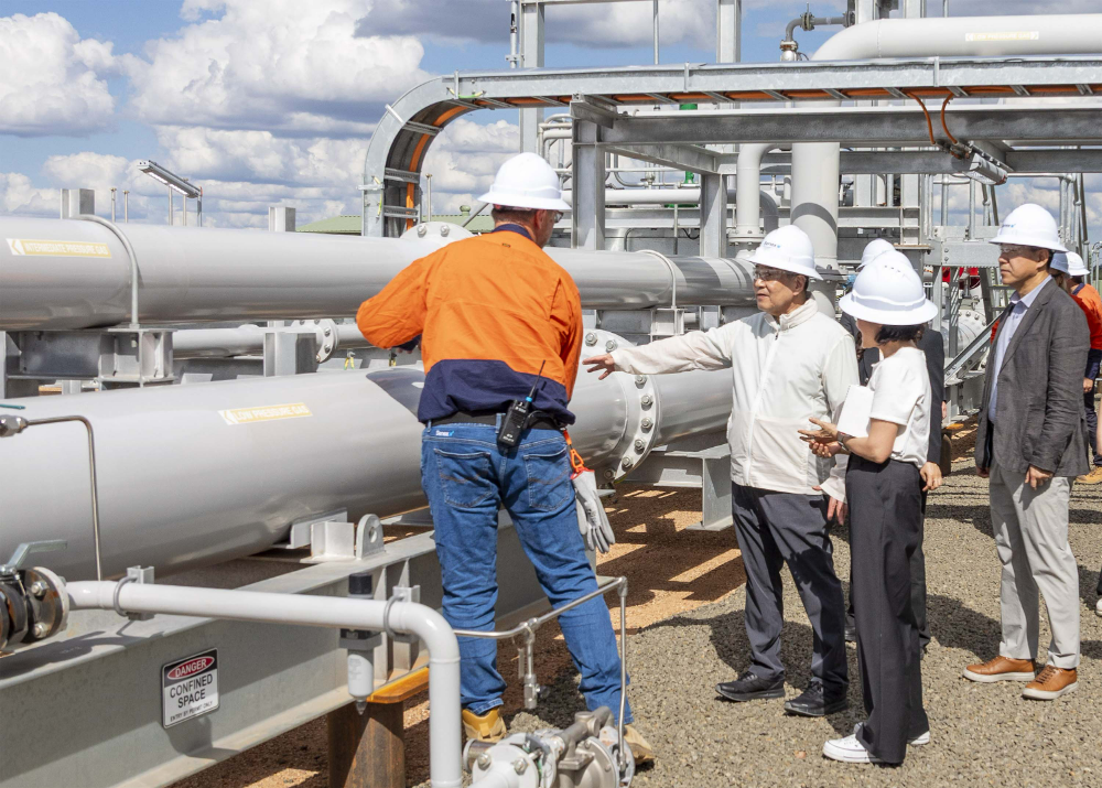 장인화 포스코그룹 회장(왼쪽 두 번째)이 9일 호주 퀸즐랜드주 세넥스에너지 가스전 현장을 찾아 사업을 점검하고 있다.(사진=포스코그룹)