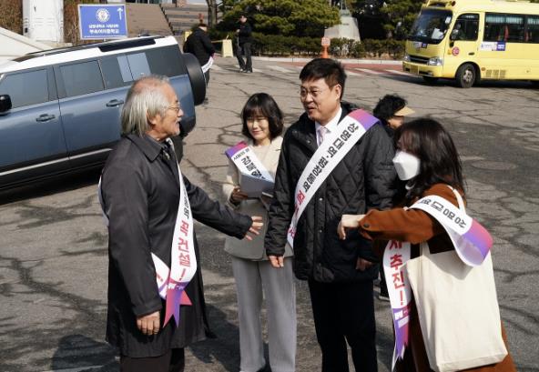 종로구는 3월 10일 상명대학교 서울캠퍼스에서 강북횡단선 재추진을 위한 서명운동을 진행했다