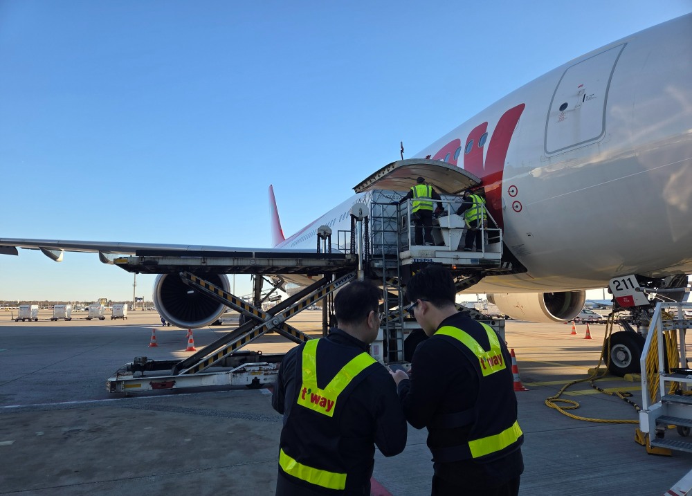 티웨이항공과 관계자들이 프랑크푸르트 공항에서 실제 탑재 작업 이행 등 화물 운송 품질 점검을 진행하고 있다.(사진=티웨이항공)