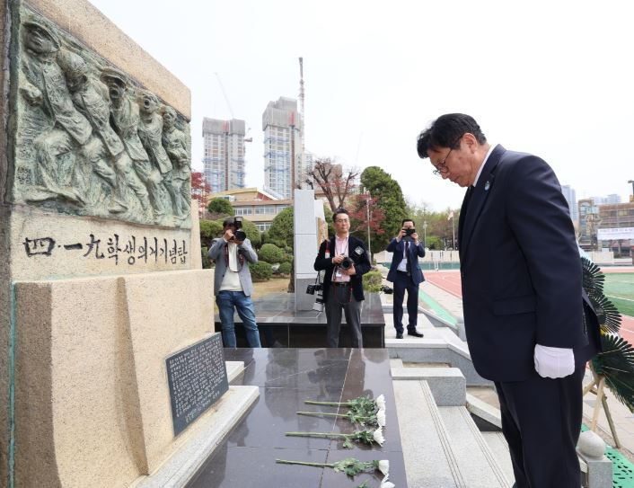 도성훈 교육감이 인천기계공업고등학교에서 제65주년 4‧19혁명 기념탑에 참여하여 묵념을 하고 있다.