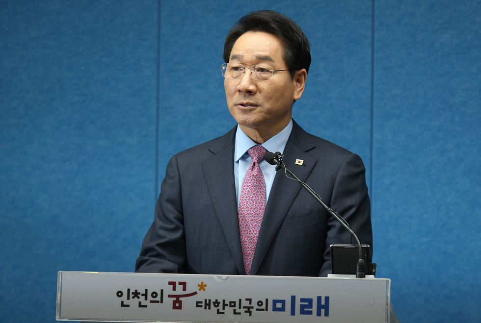 국민의힘 제21대 대통령선거 경선 후보인 유정복 인천시장이 인천시청 브리핑룸에서 기자간담회를 열고 있다.