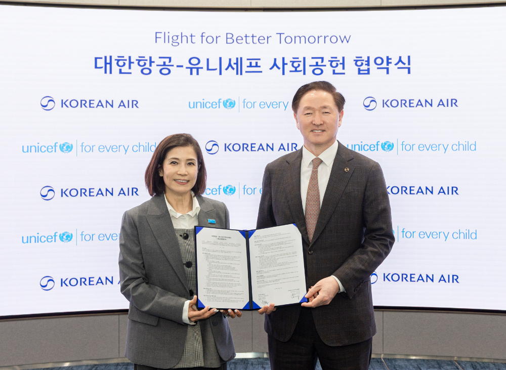 협약식에 참석한 우기홍 대한항공 부회장(오른쪽)이 조미진 유니세프 한국위원회 사무총장(왼쪽)과 기념사진을 촬영하는 모습.(사진=대한항공)