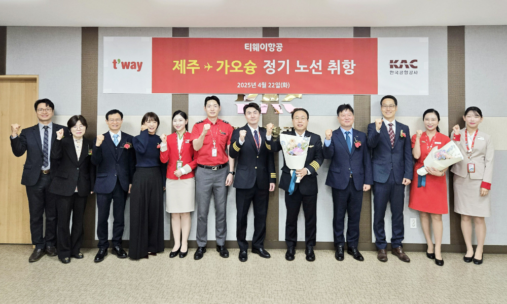 티웨이항공은 22일 오전 제주국제공항에서 장세환 한국공항공사 제주공항장(오른쪽에서 네 번째)과 김세미 티웨이항공 제주지점장(왼쪽에서 네 번째) 등 주요 관계자들이 참석한 가운데 제주-가오슝 신규 취항식 행사를 진행했다.(사진=티웨이항공)