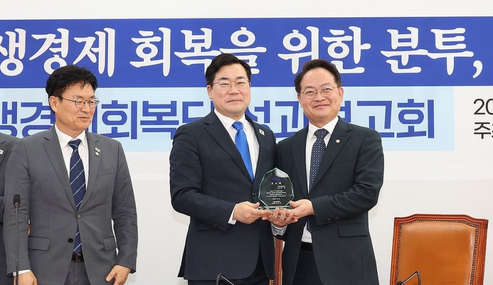 허영 단장에게 감사패 전달하는 박찬대 원내대표(사진=연합뉴스)