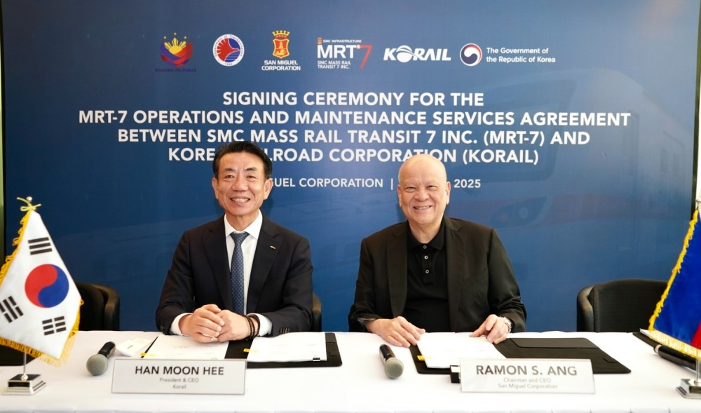코레일이 22일 필리핀 마닐라 산 미구엘 본사에서 MRT-7 운영유지보수 사업계약을 체결했다. (사진 왼쪽부터 한문희 코레일 사장, 라몬앙 산 미구엘 회장) .(사진=코레일)
