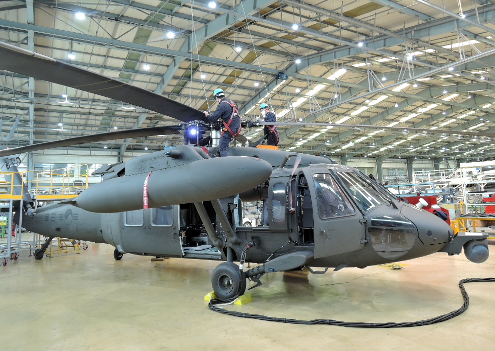 대한항공 부산테크센터에서 UH-60 헬기 창정비를 수행하는 모습.(사진=대한항공)