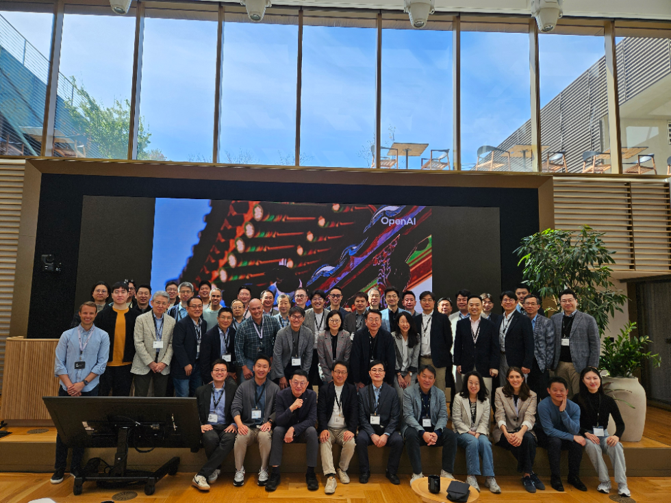 둘째줄 왼쪽 다섯번째부터 김응석 미래에셋벤처투자 대표, Colin Evans(VC Partnerships at OpenAI), 박희덕 트랜스링크인베스트먼트 대표, 신혜숙 한국산업은행 부행장, 권준희 아이엠투자파트너스 대표, 윤희경 카익투벤처스 대표, 맹두진 에이티넘인베스트먼트 사장. 사진=산업은행