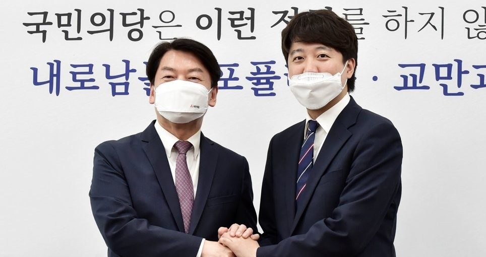 2016년 당시 국민의힘 이준석 대표와 국민의당 안철수 대표(사진=연합뉴스)