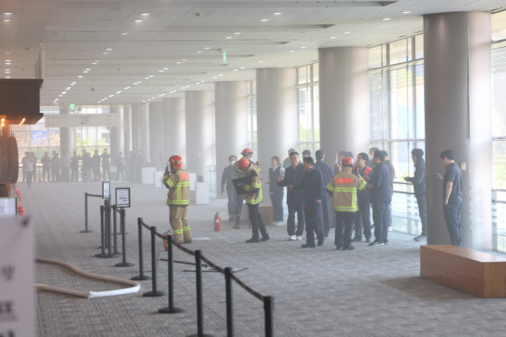 25일 서울 강남구 코엑스 내 입점한 식당에서 화재가 발생해 소방관들이 출동해 있다.(사진=연합뉴스)