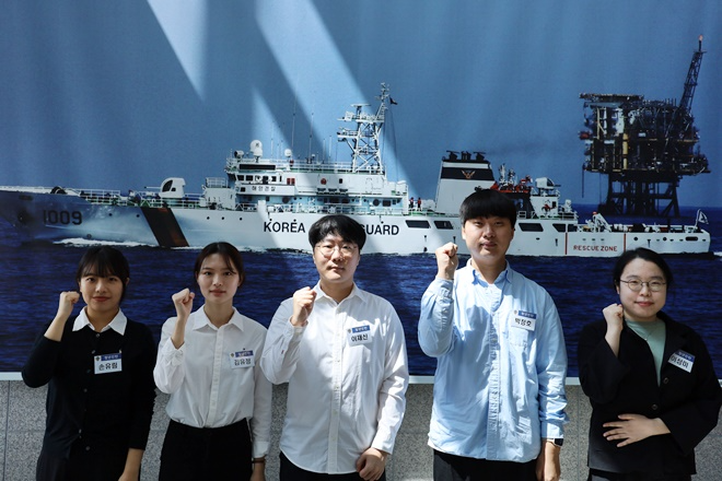 선발된 인턴 5명이 첫 근무에 들어가며 파이팅을 하고 있다.(사진제공=울산해경)