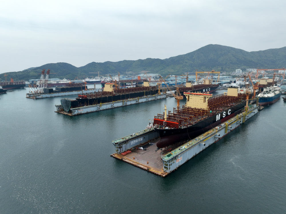 한화오션 부유식 도크에서 건조되고 있는 선박 전경.(사진=한화오션)