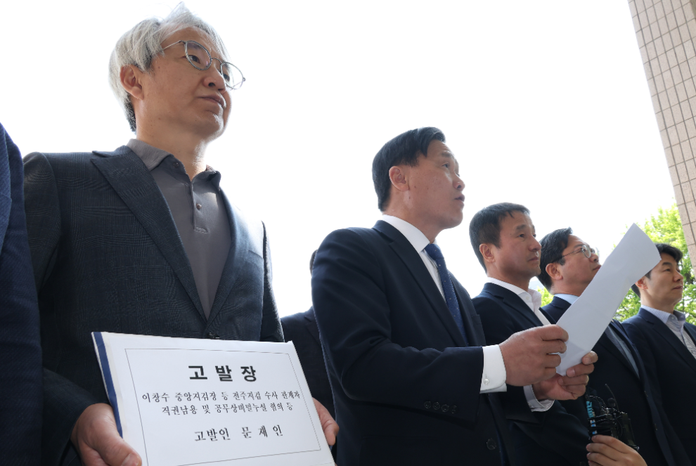 문재인 전 대통령 변호인단 기자회견(사진=연합뉴스)