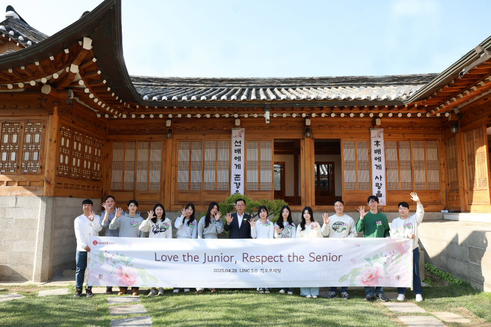 롯데건설 박현철 부회장이 주니어보드 5기 구성원들과 킥오프 미팅 후 기념촬영을 하고 있다.(사진=롯데건설)