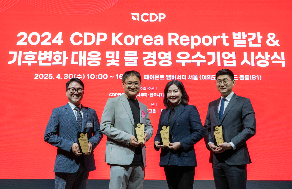 (왼쪽부터) 현대차 안전기획실 정재목 실장과 경영전략3실장 황동철 상무, 기아 탄소중립전략팀 조형주 팀장과 안전환경센터 정현우 책임매니저가 ‘2024 CDP 코리아 어워드’에서 기념사진을 촬영하는 모습.(사진=현대자동차)