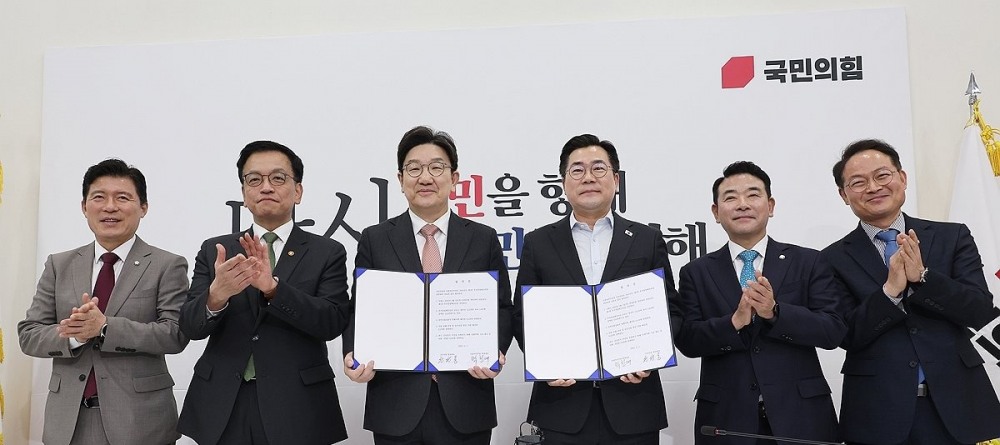 박찬대-권성동, 추경안 합의문 서명(사진=연합뉴스)