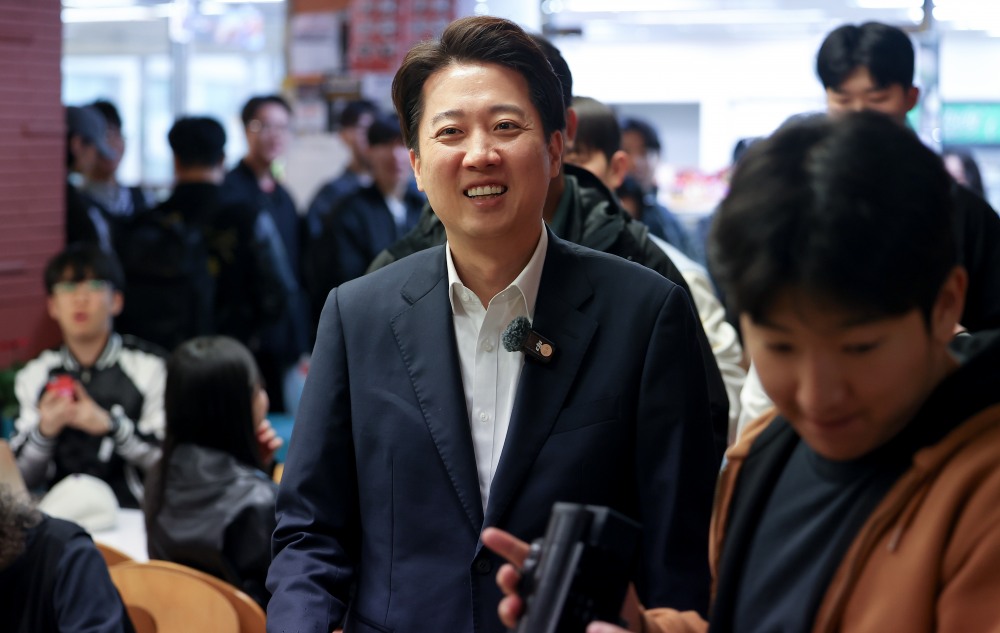 개혁신당 이준석 대선 후보가 1일 대학생들과의 소통을 위한 '학식먹자 이준석' 플랫폼 두번째 학교로 서울 동대문구 한국외국어대학교를 찾아 밝은 표정으로 이동하고 있다. 사진=연합뉴스