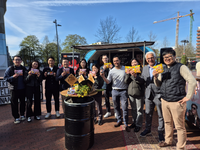 ‘Wheel of Retail’에서 3개 부문을 수상한 불닭볶음면을 들고 있는 삼양식품 유럽법인 임직원들. (사진=삼양식품)