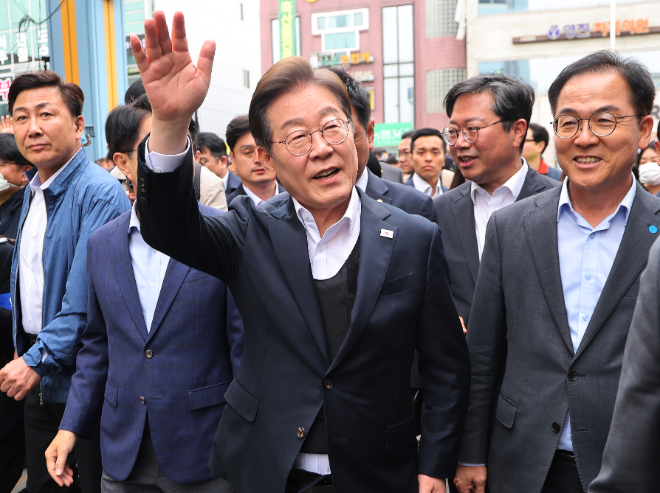 시민들에게 인사하는 이재명 후보.(사진=연합뉴스)