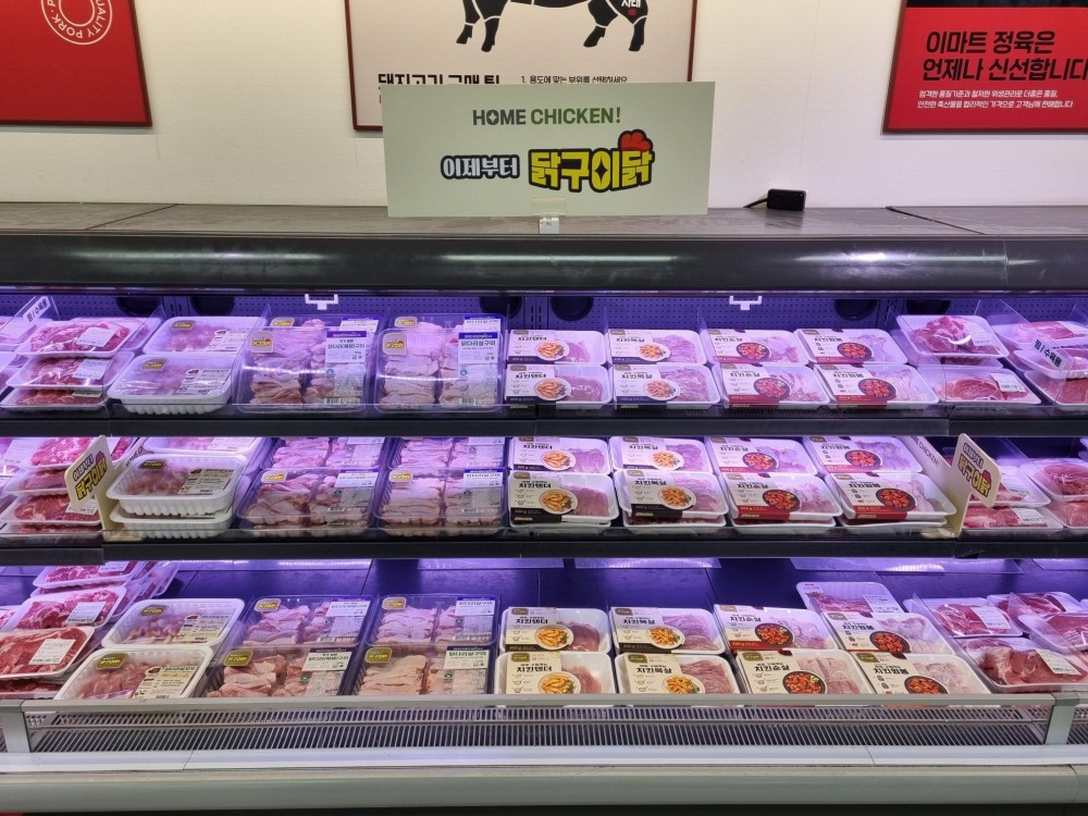 이마트, 대형마트 최초 구이용 닭고기 전문존 선보여