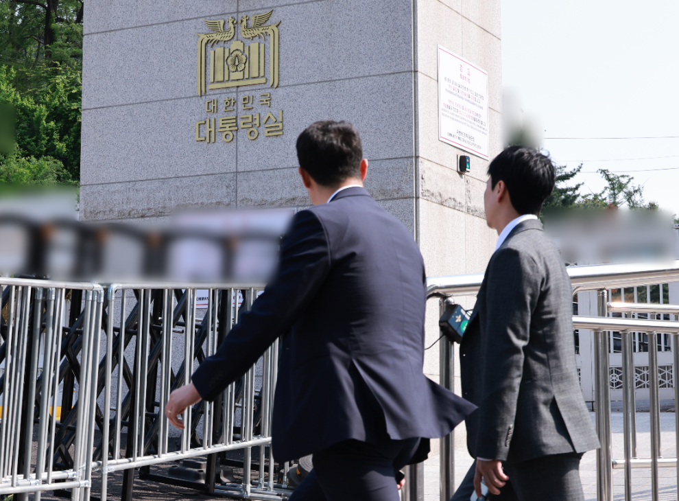 안보실-대통령 비서실 압수수색에 나서는 공수처 직원(사진=연합뉴스)