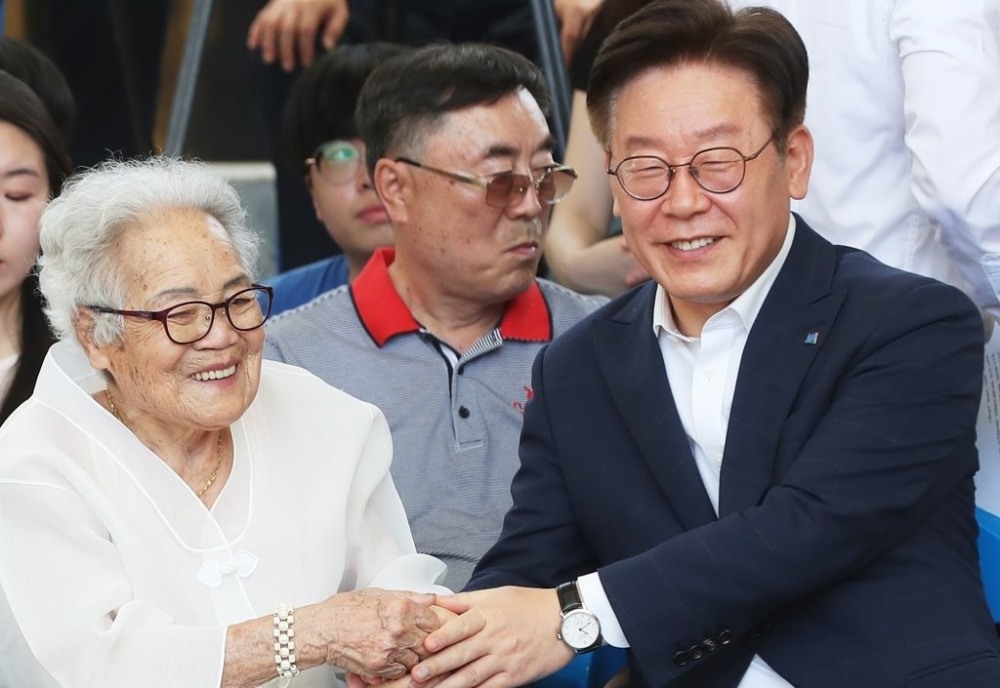 생전 이옥선 할머니와 만나 인사하는 이재명(사진=연합뉴스)