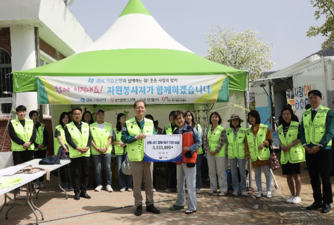 법제처(처장 이완규)는 5월 8일, 지난 3월 발생한 유례없는 대형 산불로 큰 피해를 입은 경상북도 안동시를 찾아 산불 피해 복구를 위한 봉사활동을 실시했다.(사진=법제처0