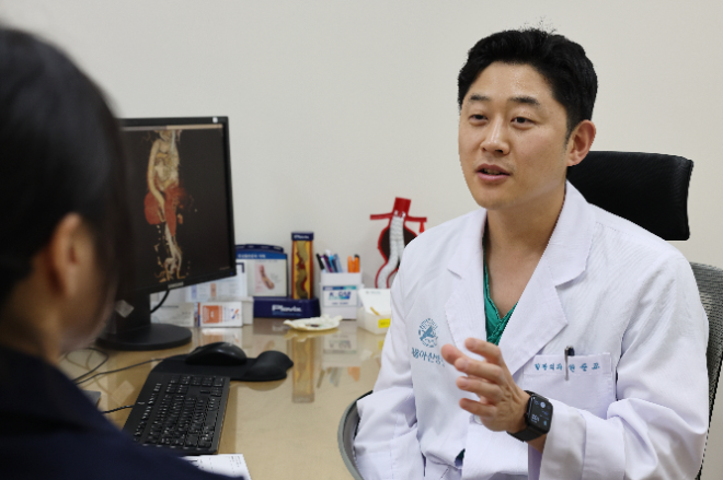 서울아산병원 혈관외과 권준교 교수가 심혈관질환 환자를 진료하고 있다. 사진=서울아산병원