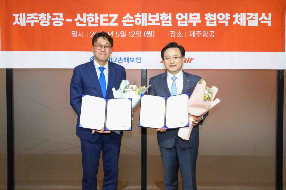 김이배 제주항공 대표이사(사진 오른쪽)와 강병관 신한EZ손해보험 대표이사가 12일 오후 서울 강서구에 위치한 제주항공 서울지사에서 상호협력을 위한 업무협약을 체결한 뒤 기념촬영을 하고 있다.(사진=제주항공)