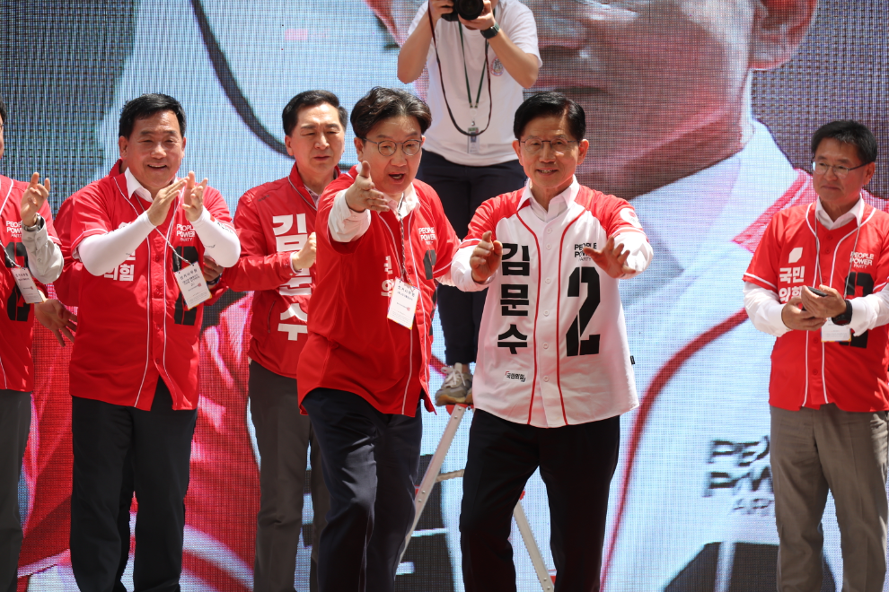 울산 뉴코아아울렛 앞에서 유세하는 김문수 후보(사진=연합뉴스)