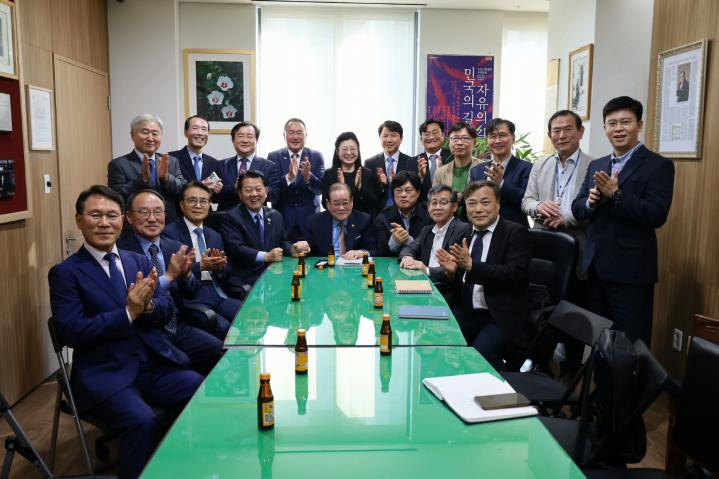 이종찬 (앞줄 가운데) 광복회장 (사진=김병주 의원실)