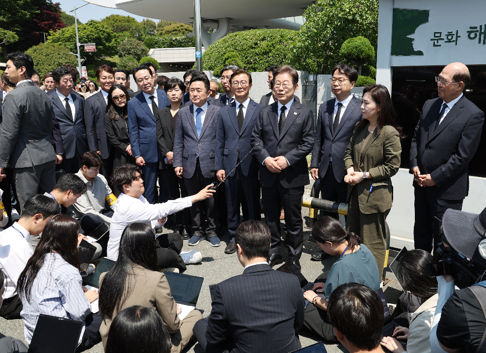 유엔기념공원에서 취재진 질문에 답하는 이재명 후보(사진=연합뉴스)