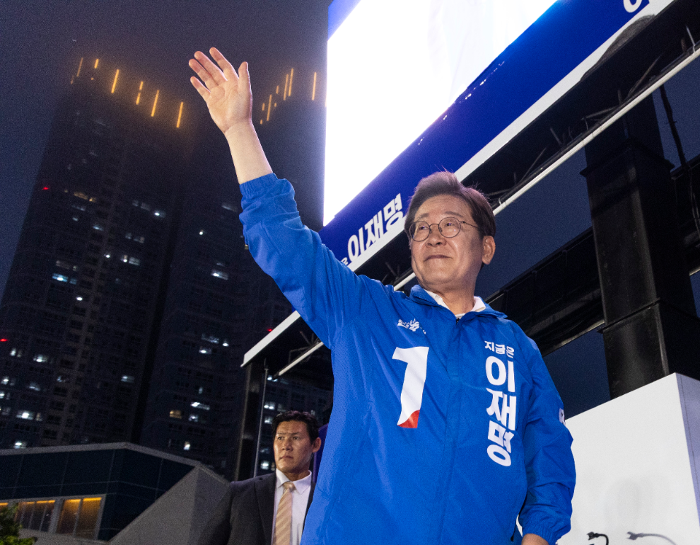 시민들에게 손들어 인사하는 이재명 후보(사진=연합뉴스)