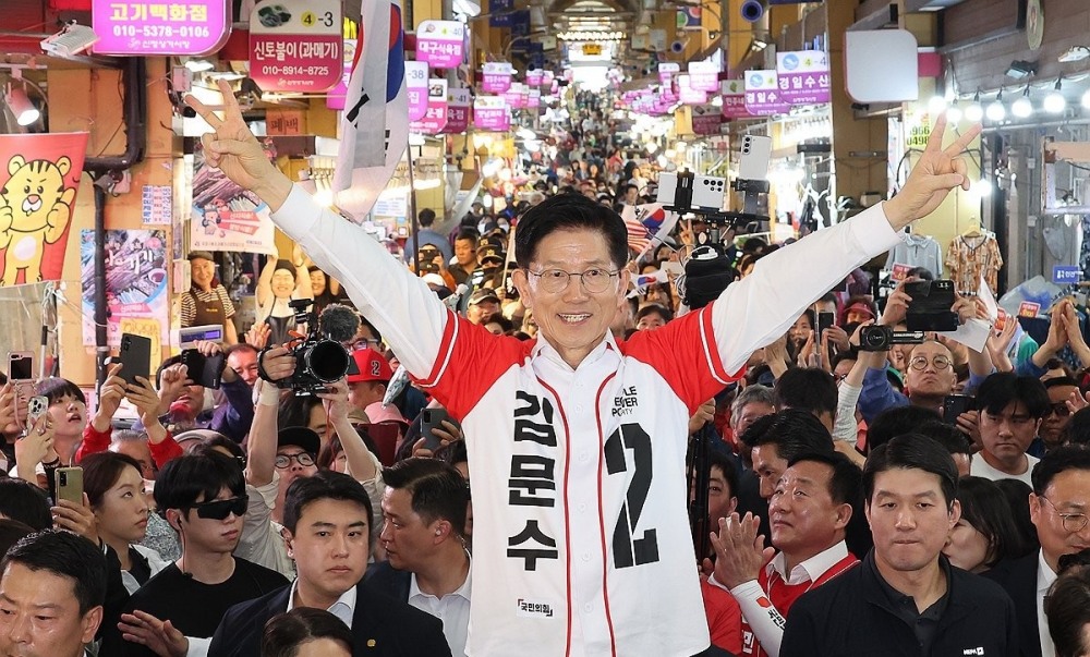 인사하는 김문수 후보(사진=연합뉴스)