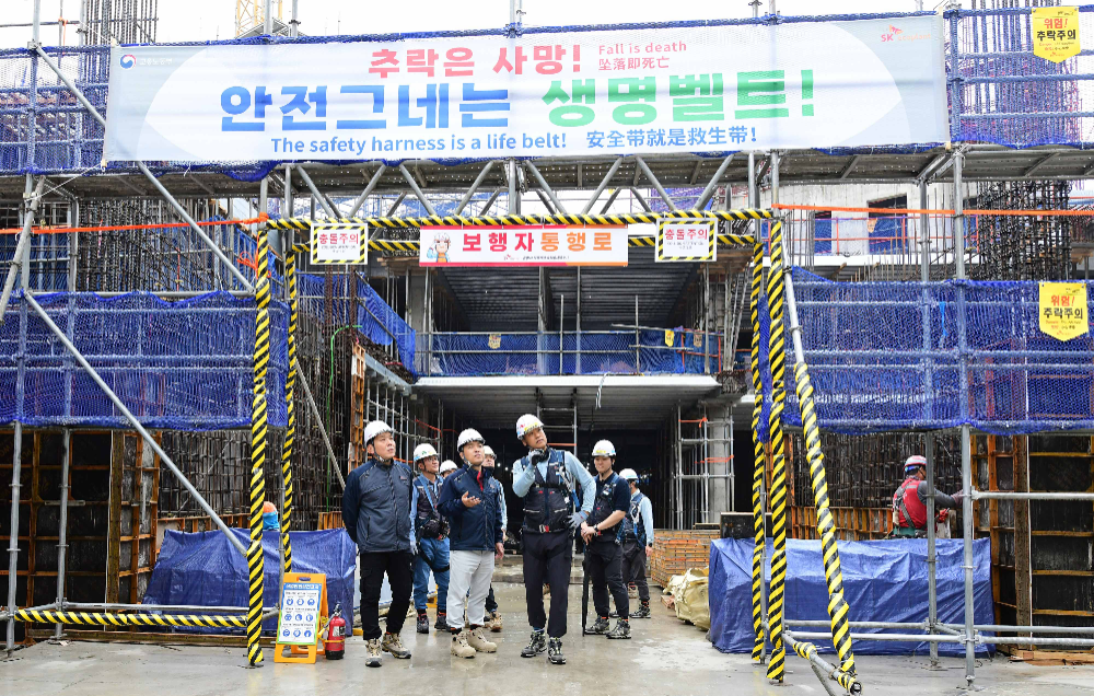 임재욱 SK에코플랜트 CSO(왼쪽 세번째)가 현장을 방문해 안전관리실태와 예방활동 이행상태를 점검하는 모습.(사진=SK에코플랜트)