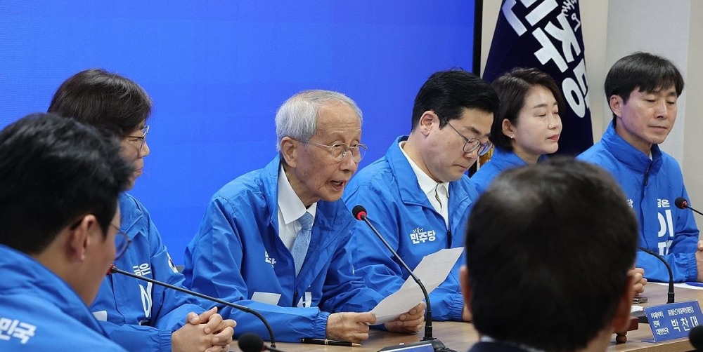 발언하는 윤여준 총괄선대위원장(사진=연합뉴스)