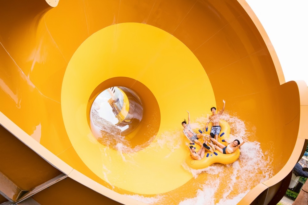 소노인터내셔널, 오션월드 세트권 할인 판매 프로모션 진행 대명소노그룹 소노인터내셔널은 강원도 홍천 비발디파크 오션월드의 미드 스프링부터 핫썸머 시즌까지 누릴 수 있는 ‘오션월드 세트권’ 판매 프로모션을 진행 중이라고 20일 밝혔다. 대명소노그룹 관계자는 "오는 31일까지 판매되는 시즌 세트권은 △오션월드 입장권(2~4매) △구명조끼 이용권으로 실속 있게 구성됐다. 4인 기준 최대 57%의 할인율을 적용해 14만 8천원에 구매 가능하다"라고 전했다. 이어 "세트권은 인원 수에 맞게 분할 사용이 가능하며, 기본으로 구성된 실외