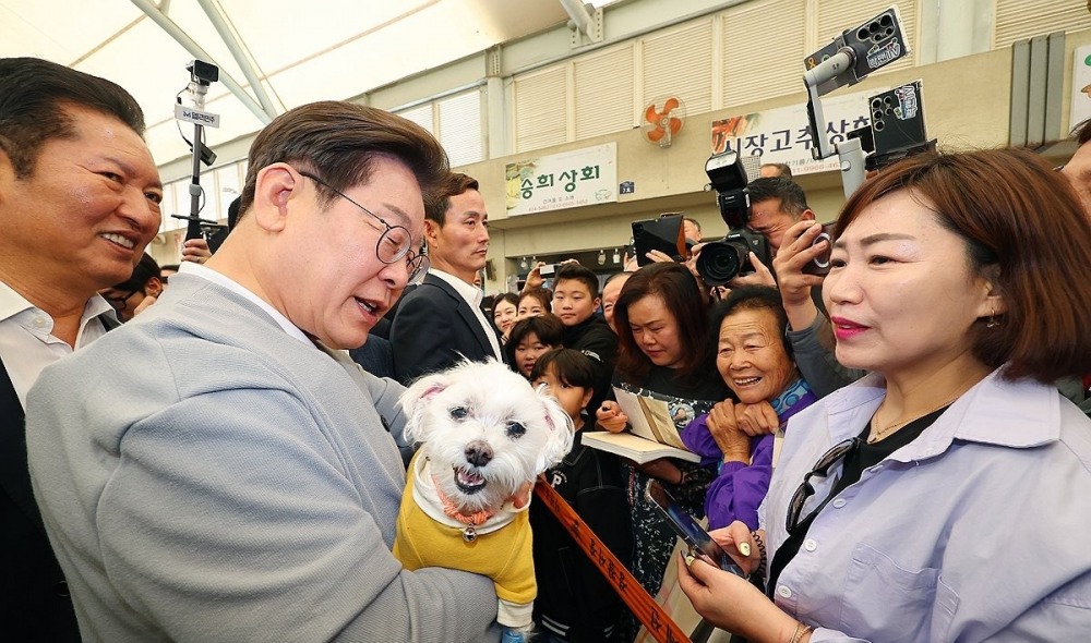 강아지 품에 안은 이재명 후보(사진=연합뉴스)