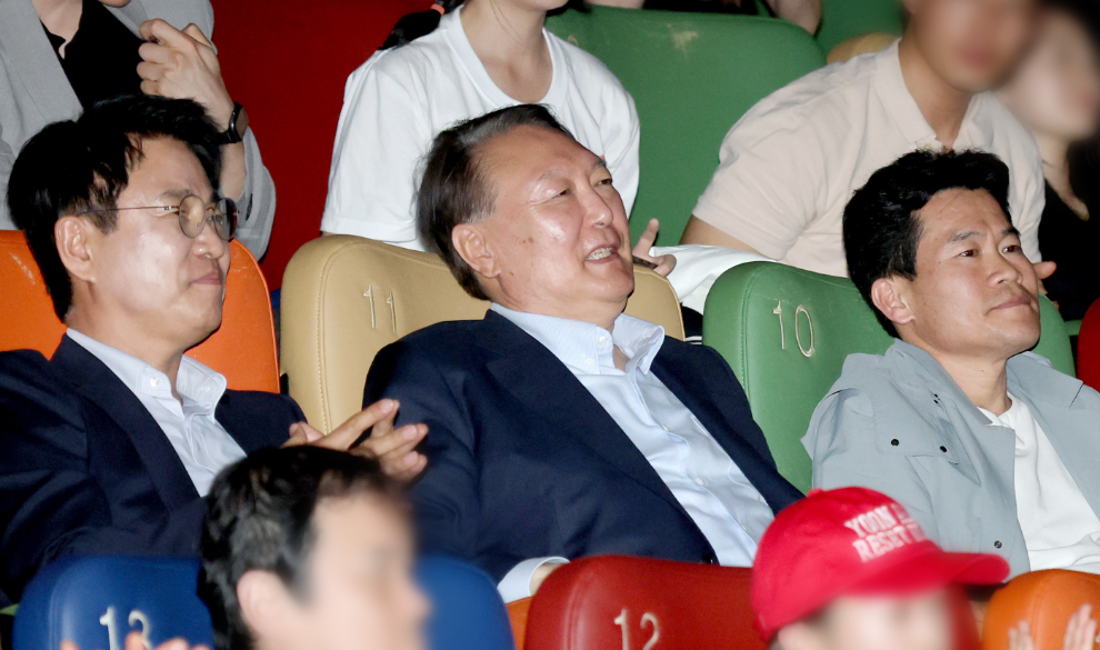 부정선거, 신의 작품인가' 관람하는 윤석열(사진=연합뉴스)