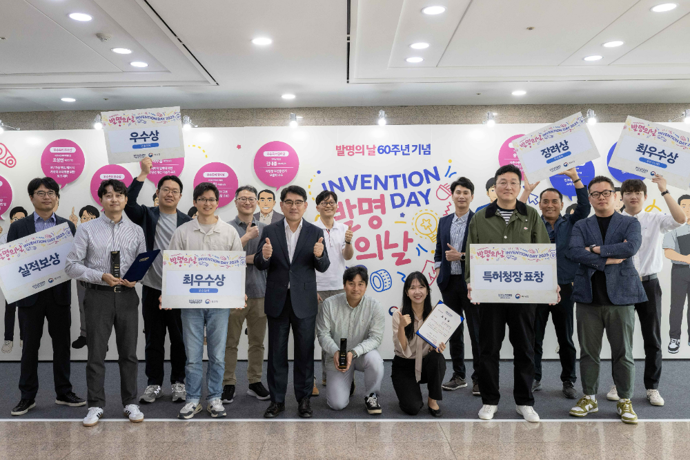 현대차•기아 ‘2025 발명의 날’ 행사에서 R&D본부 양희원 사장(왼쪽에서 여섯번째)과 수상자들이 기념 사진을 촬영하고 있다.(사진=현대자동차)