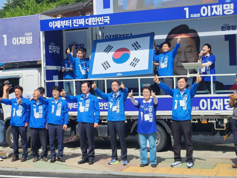 권향엽 (오른쪽 두번째) 국회의원 (사진=의원실)